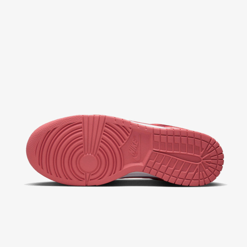 Talpă roșie a pantofului Nike Dunk Low Valentine's Day cu design pentru aderentă optimă