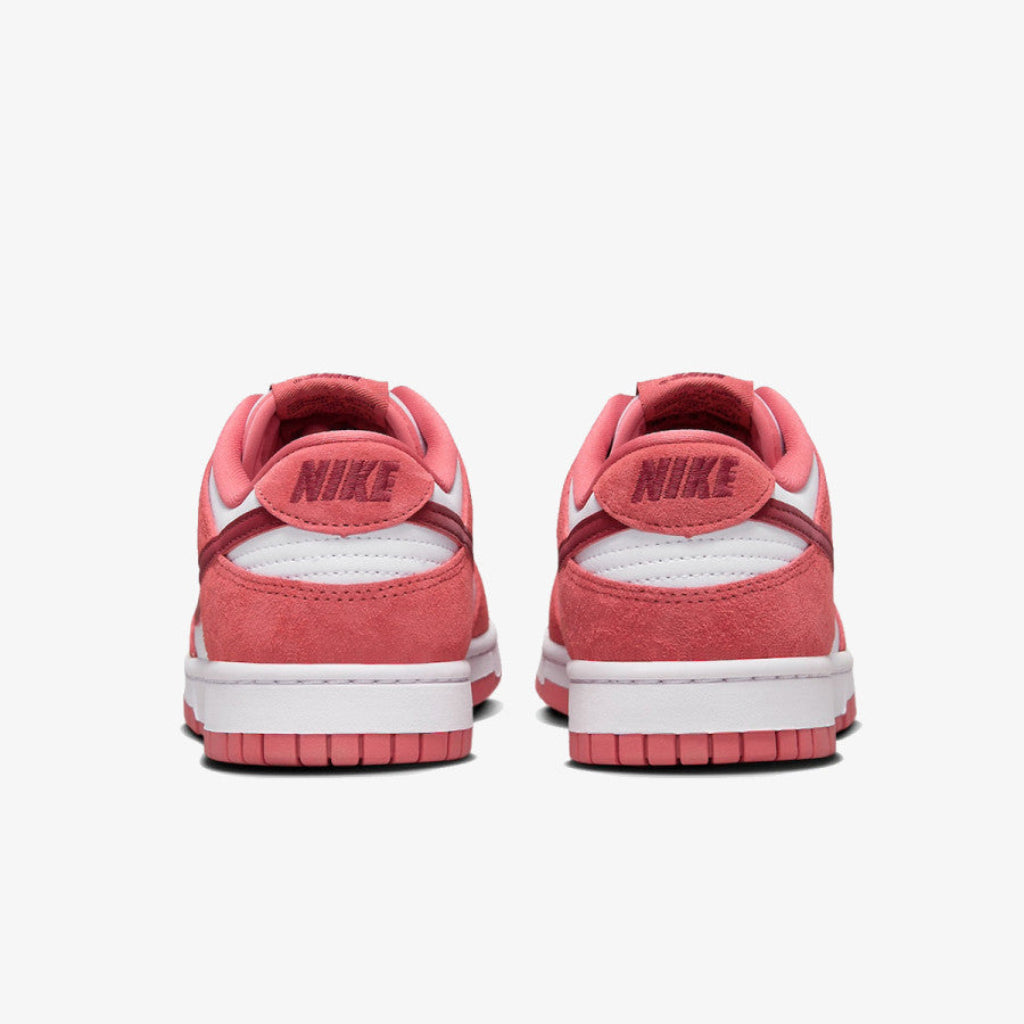 Pantofi Nike Dunk Low "Valentine's Day" în nuanțe de roșu și alb văzuți din spate