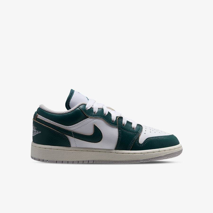 Pantofi sport Jordan 1 Low “Oxidised Green” cu detalii verzi închis și albe pentru un stil casual