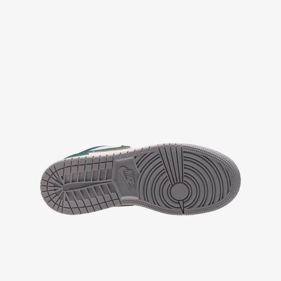 Talpa gri cu detalii antiderapante a pantofilor Jordan 1 Low “Oxidised Green” de la Dod Resell