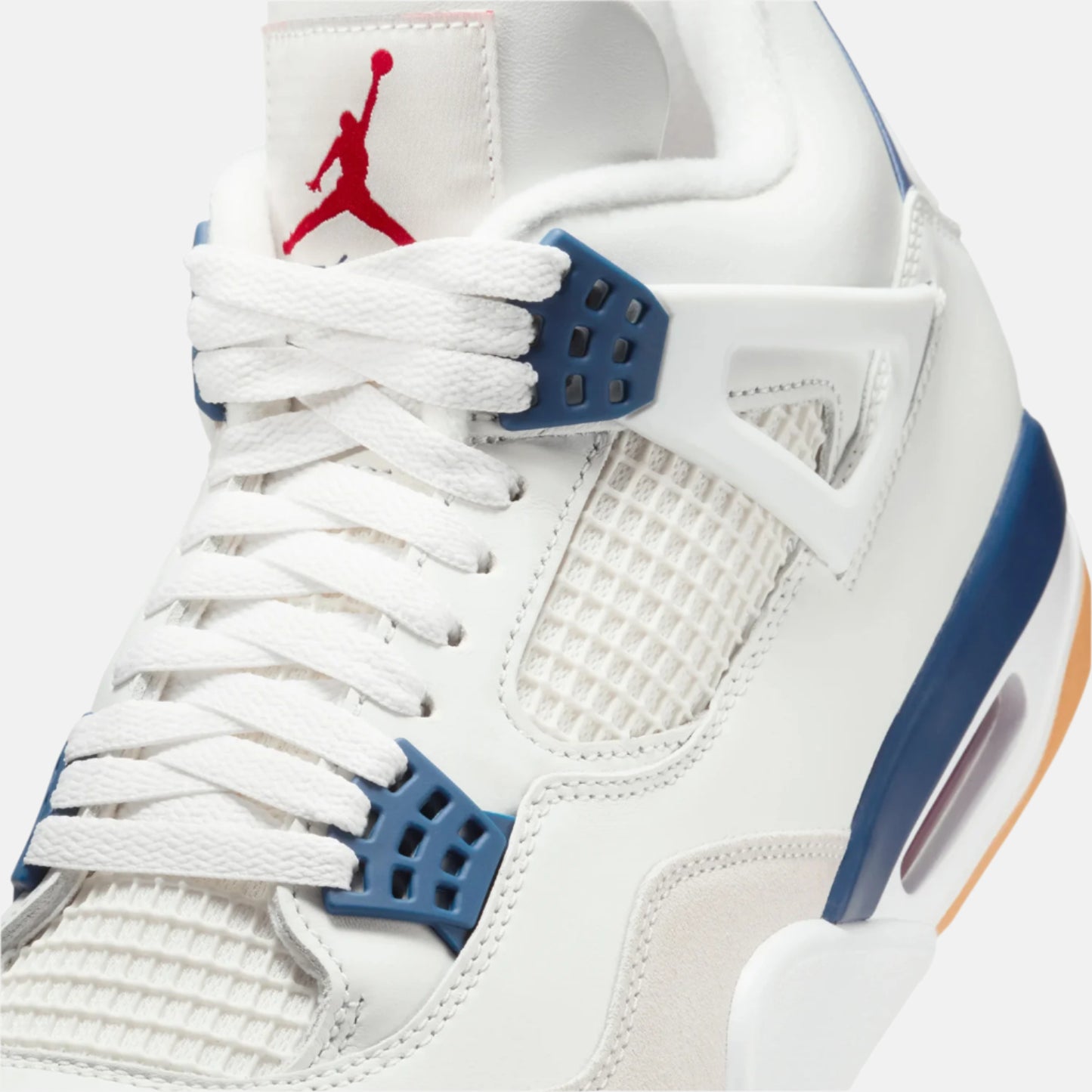 Pantofi Nike SB x Air Jordan 4 Retro White Navy cu design alb și accente albastre DodResell