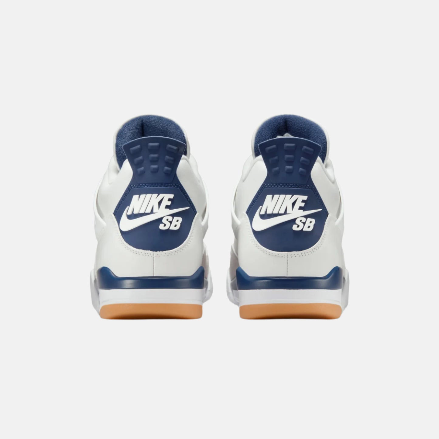 Pantofi Nike SB x Air Jordan 4 Retro White Navy văzuți din spate cu logo alb pe albastru