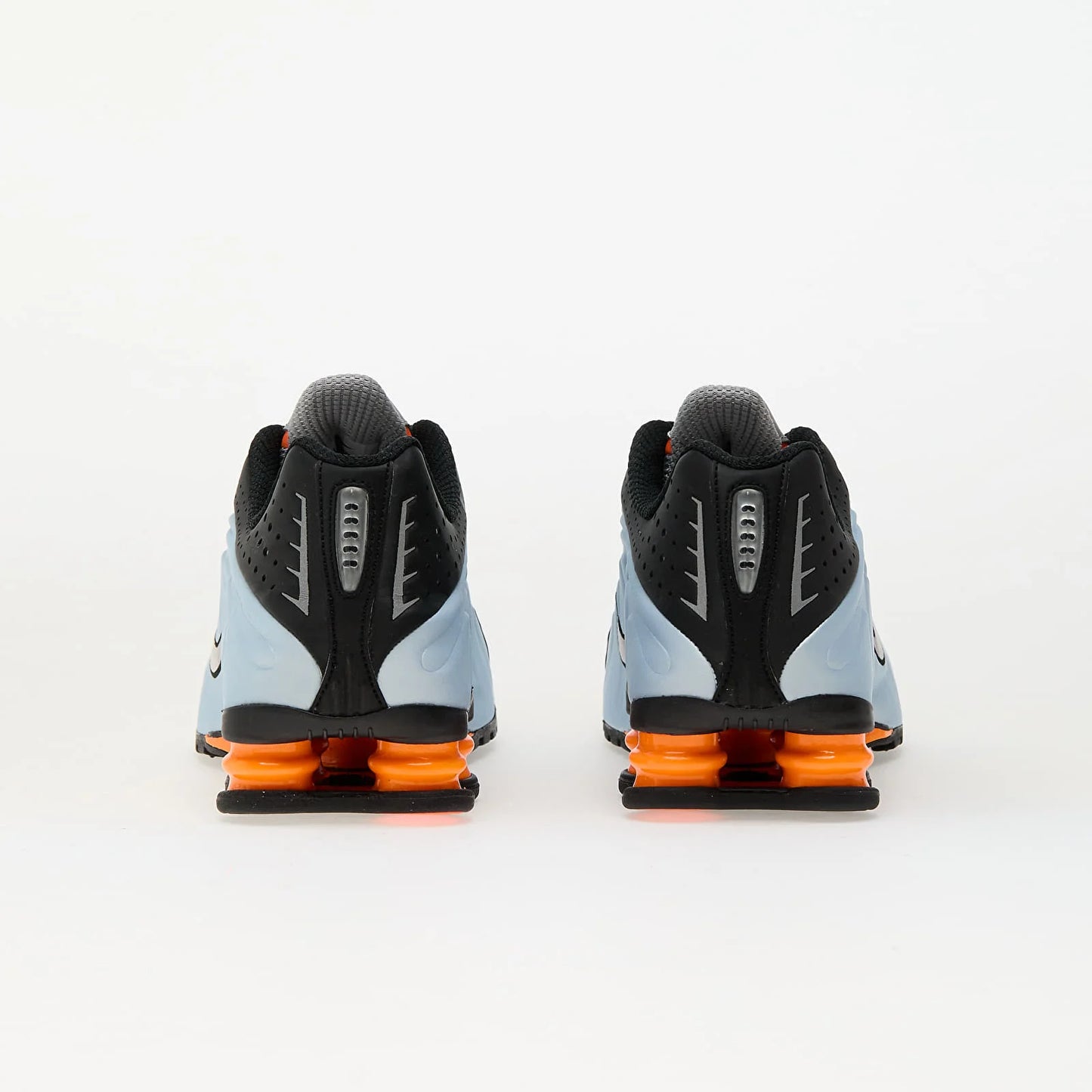 Pantofi sport Nike W Shox R4 Blue Tint Metallic Silver-Total Orange văzuți din spate cu talpă portocalie și design modern