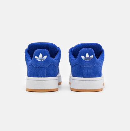 Vedere din spate Adidas Campus 00s Semi Lucid Blue cu logo alb pe călcâi și talpă albă Dod Resell