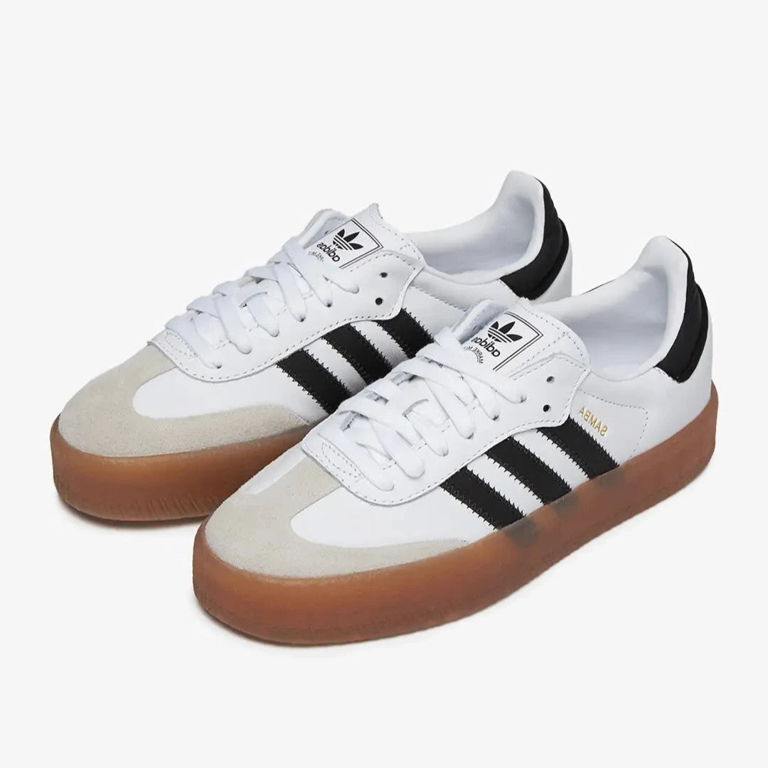 Pantofi sport Adidas SambaE OG White Black cu talpă maro și dungi negre pe alb