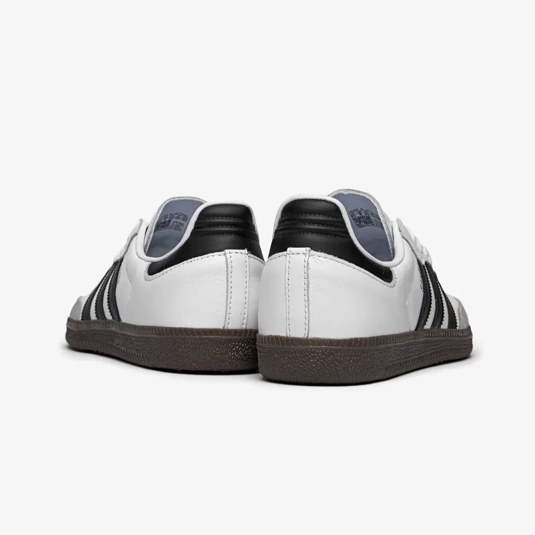 Pantofi Adidas Samba OG Cloud White & Core Black văzuți din spate, design clasic și talpă maro