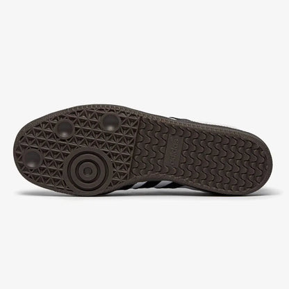 Talpa flexibilă a pantofilor Adidas Samba OG Cloud White & Core Black pentru aderență și confort