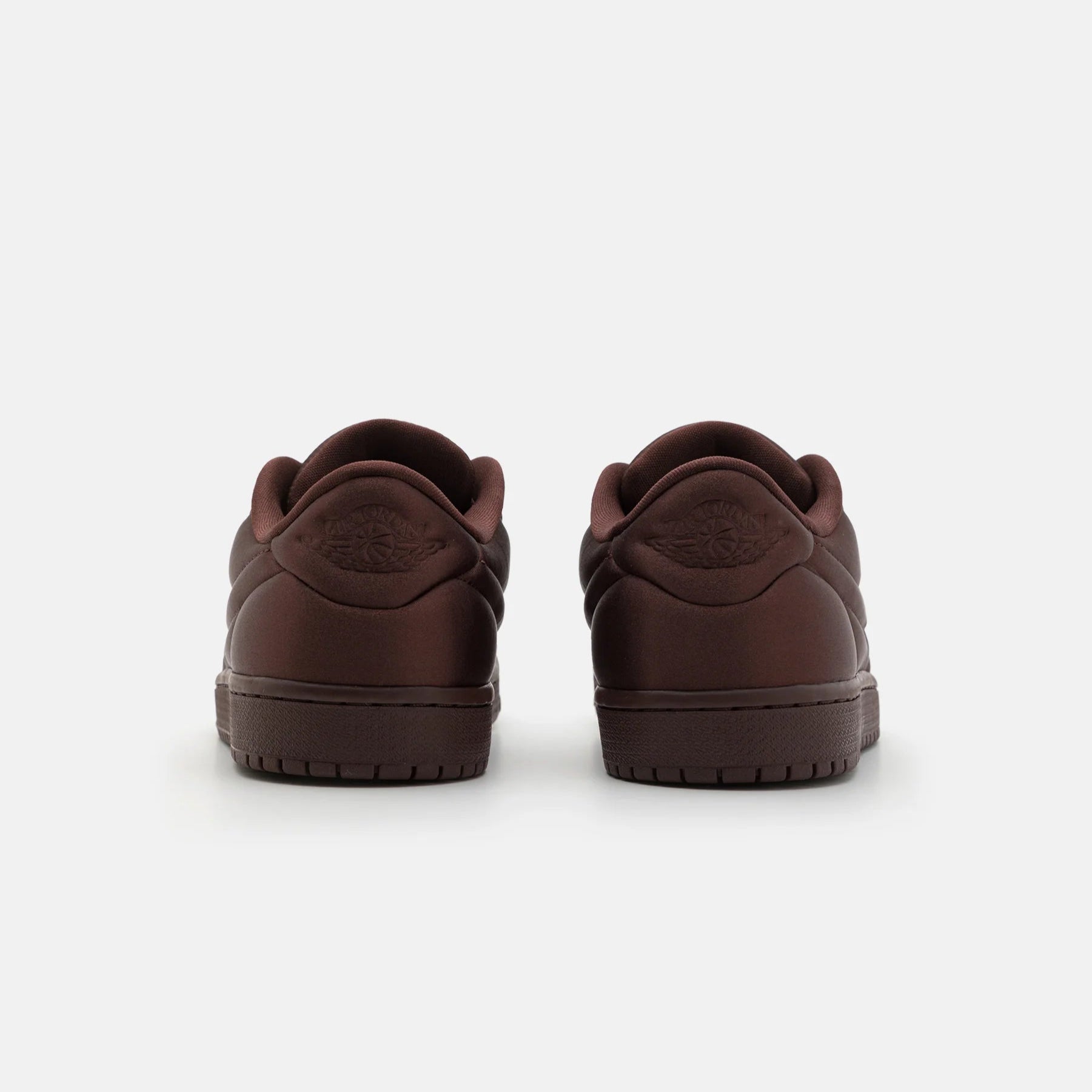 Pantofi sport Air Jordan 1 Low Method Of Make maro, văzuți din spate, cu design elegant și confortabil