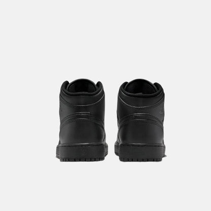Pantofi sport Air Jordan 1 Mid Triple Black văzuți de la spate în culoare neagră uniformă