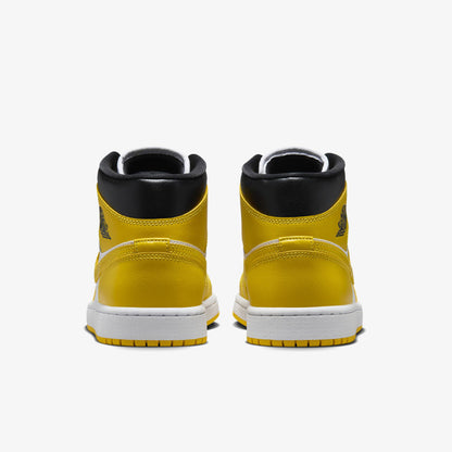Pantofi sport Air Jordan 1 Mid Vivid Sulfur văzuți din spate cu detalii negre și galbene