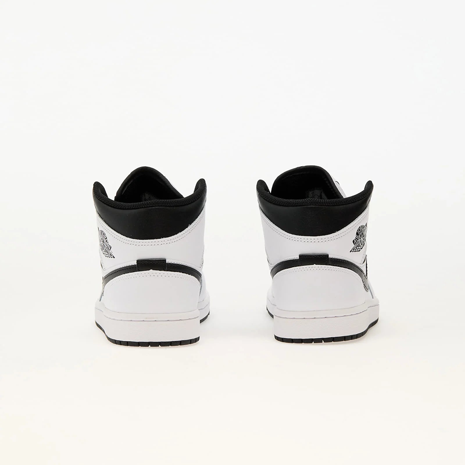 Pantofi sport Air Jordan 1 Mid White Black vedere din spate cu design alb și negru DodResell