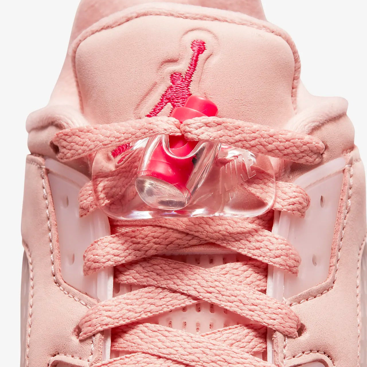 Detaliu șireturi și logo Air Jordan pe pantoful sport Air Jordan 5 Low Arctic Pink de la Dod Resell