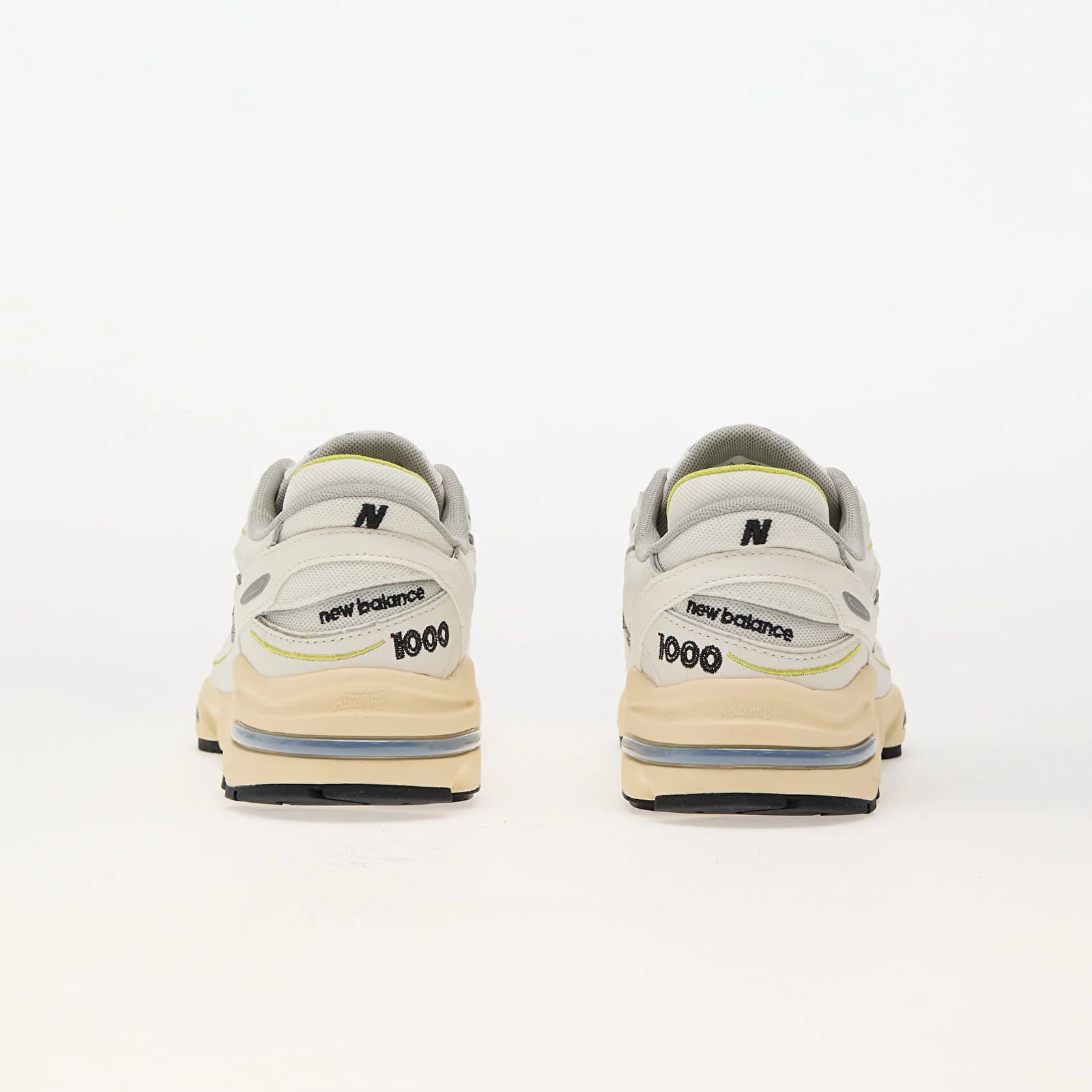 Pantofi sport New Balance 1000 Sea Salt văzuți din spate, colab DodResell, design crem și bej