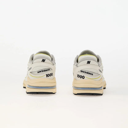 Pantofi sport New Balance 1000 Sea Salt văzuți din spate, colab DodResell, design crem și bej