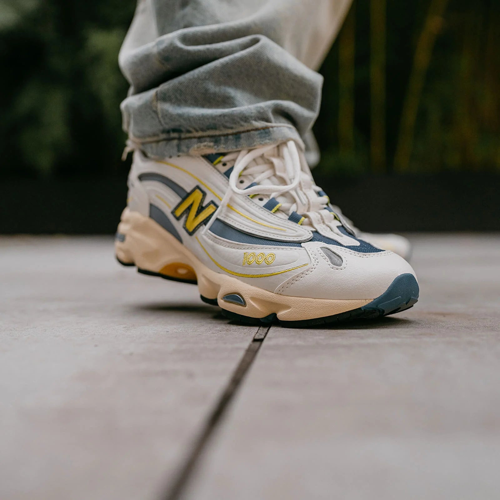 Pantofi sport New Balance 1000 Sea Salt pentru bărbați cu design modern și detalii galbene