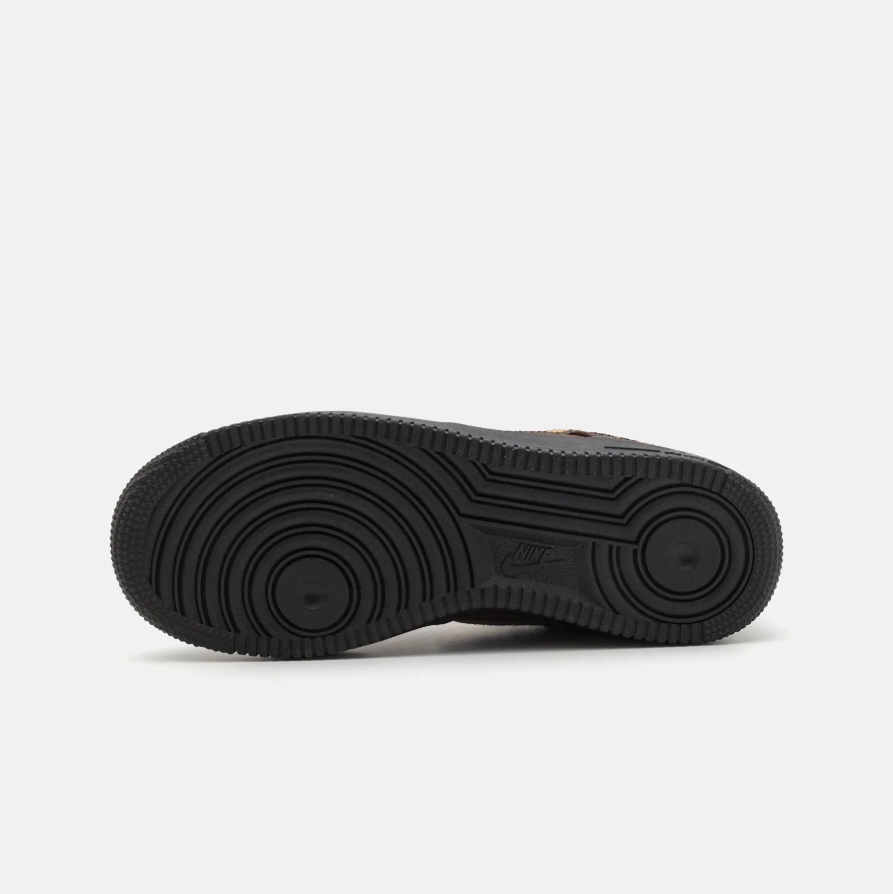 Talpa neagră antiderapantă a pantofilor Nike Air Force 1 Low Animal Print văzută de jos