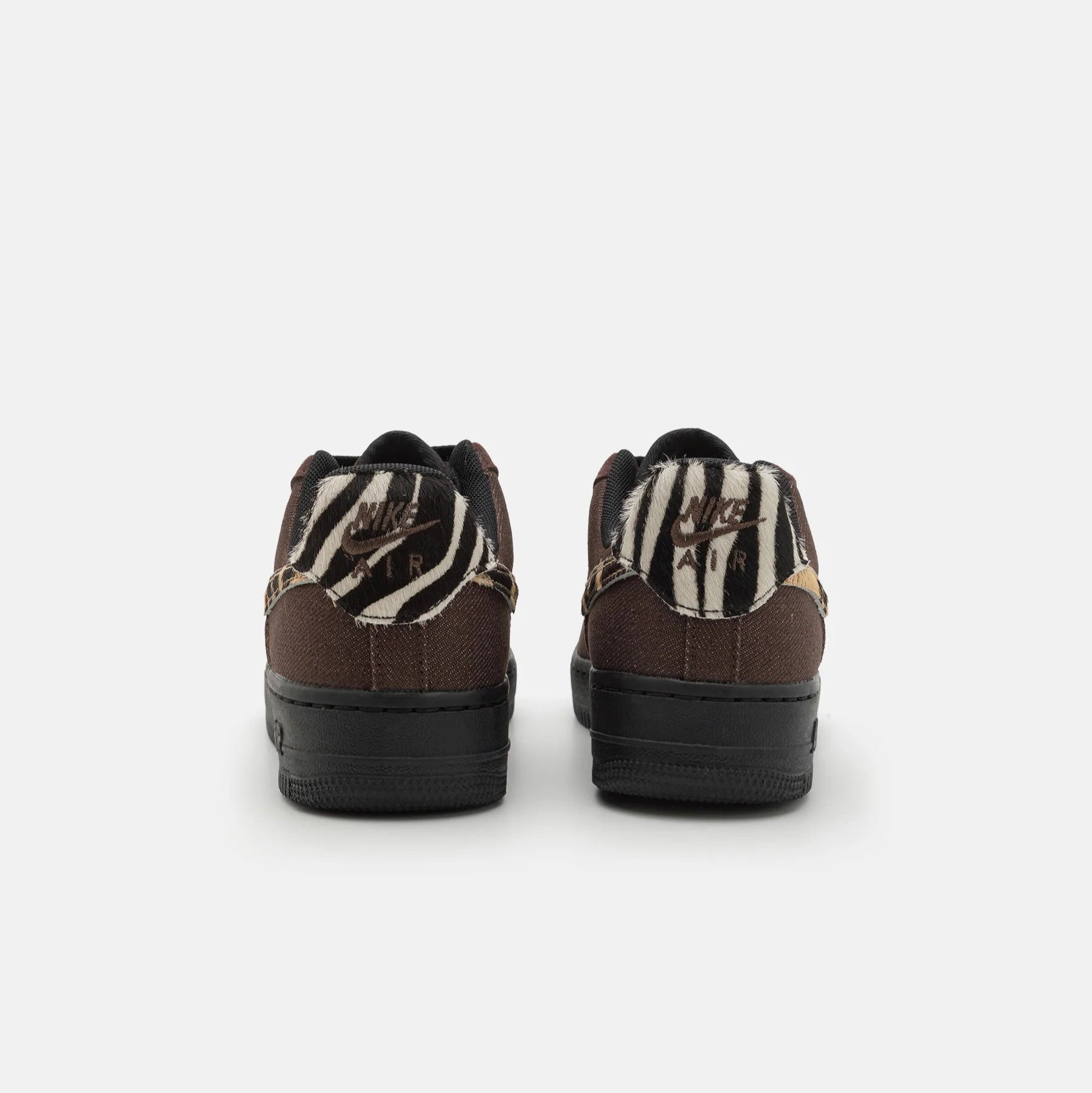 Pantofi Nike Air Force 1 Low Animal Print cu detalii animal print și talpă neagră de la DodResell