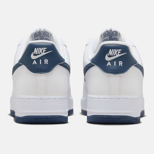 Pantofi sport Nike Air Force 1 Low White Navy Blue văzuți din spate cu logo Nike Air pe călcâi