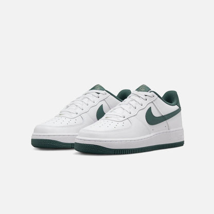 Pantofi sport Nike Air Force 1 Low White/Oil Green cu design clasic și detalii verzi