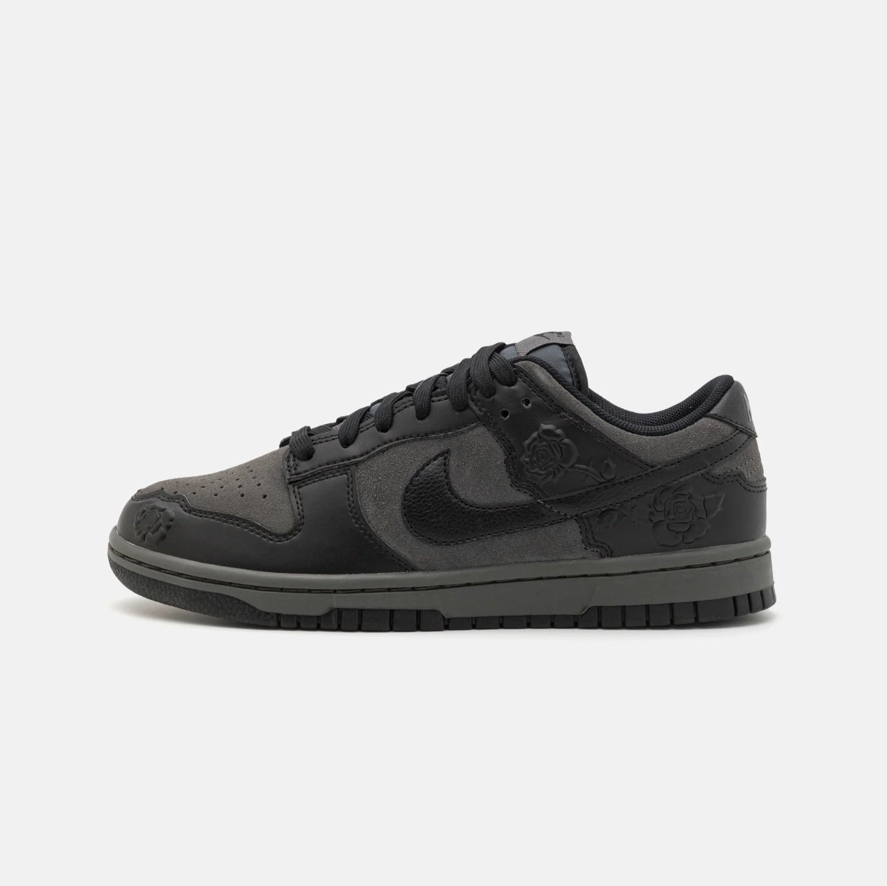 Pantofi sport negri Nike Dunk Low Black Roses cu design floral și talpă aderentă pentru confort și stil urban
