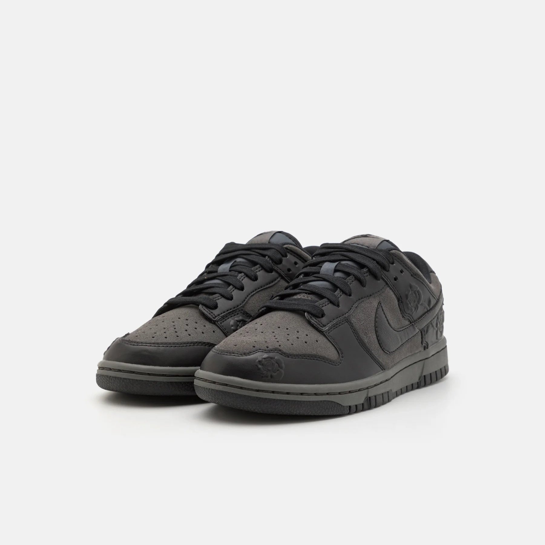 Pantofi sport Nike Dunk Low Black Roses negri din piele cu detalii elegante și design urban