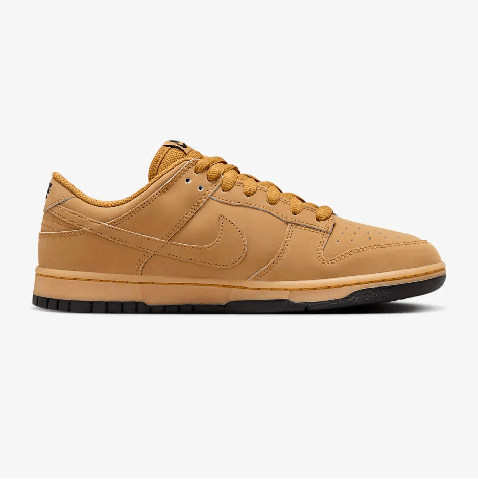 Pantof sport Nike Dunk Low Brown Suede în nuanțe de maro cu talpă neagră și design clasic