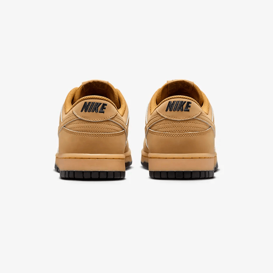 Vedere din spate a pantofilor Nike Dunk Low Brown Suede cu talpă neagră și logo Nike pe călcâi