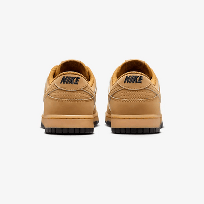Vedere din spate a pantofilor Nike Dunk Low Brown Suede cu talpă neagră și logo Nike pe călcâi