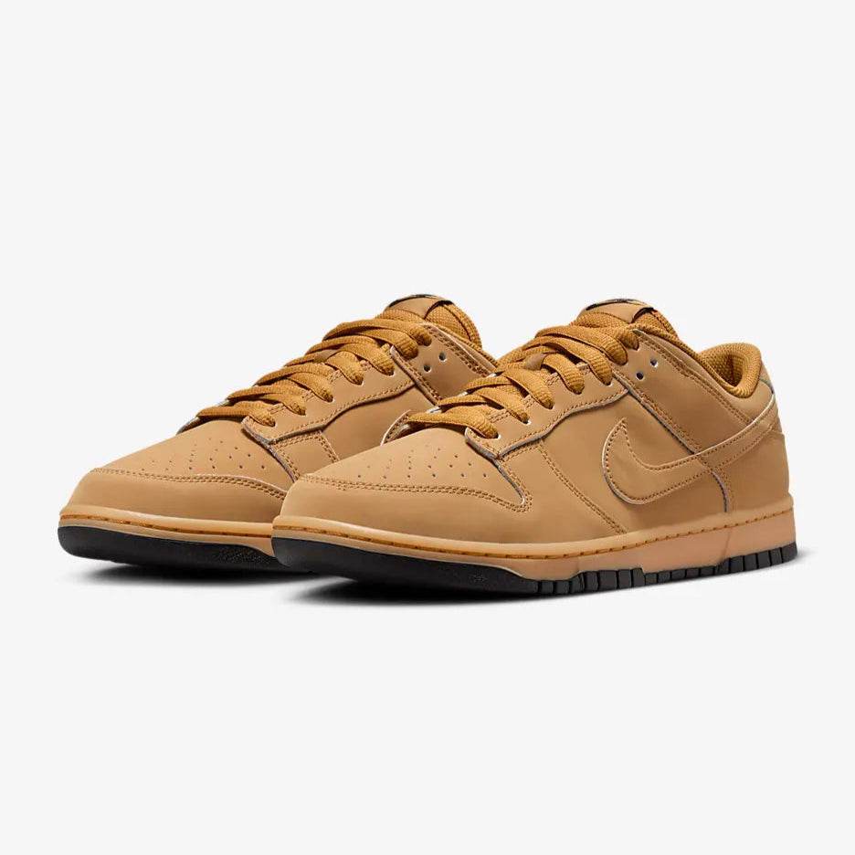 Pantofi sport Nike Dunk Low Brown Suede în nuanțe de maro cu talpă neagră și design clasic