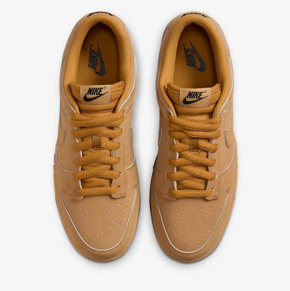 Pantofi sport Nike Dunk Low Brown Suede în nuanțe maro cu șireturi și perforații pe vârf