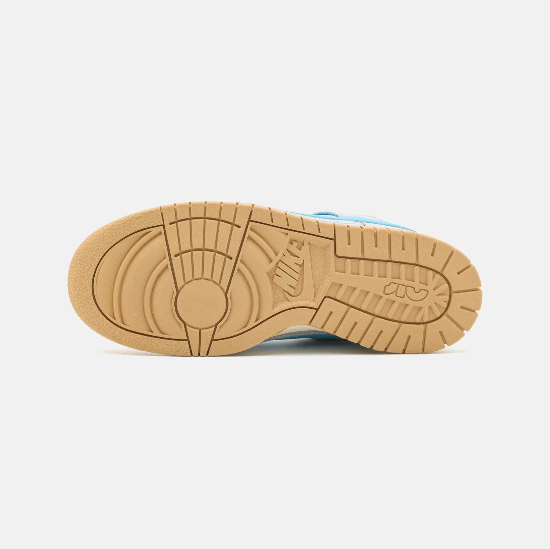 Talpa încălțămintei Nike Dunk Low Jumbo Gray Blue cu detalii antiderapante și logo Nike