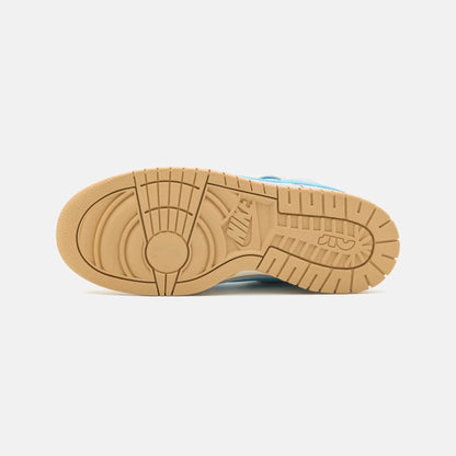 Talpa încălțămintei Nike Dunk Low Jumbo Gray Blue cu detalii antiderapante și logo Nike