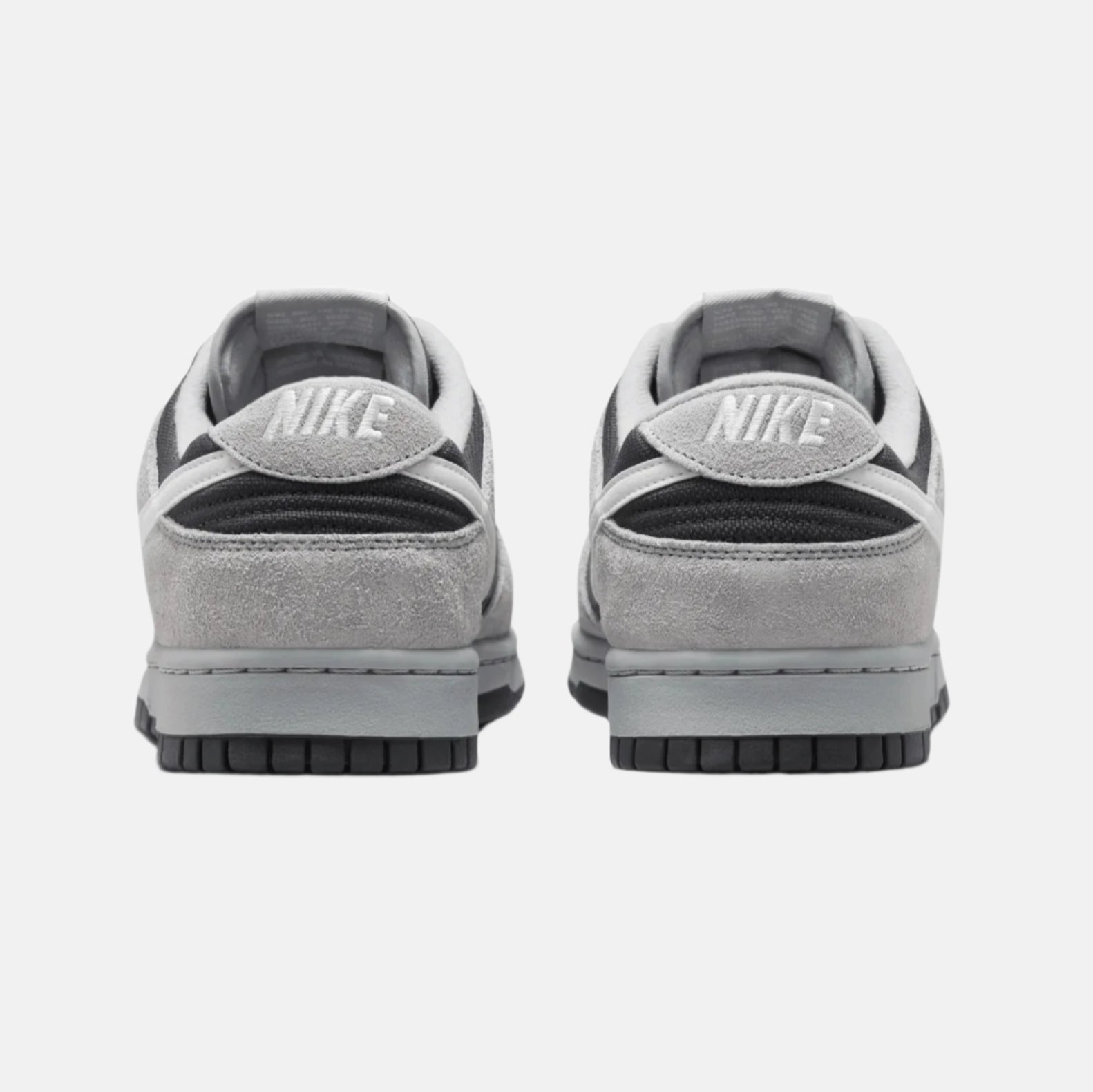Pantofi Nike Dunk Low Light Smoke Grey văzuți din spate cu detalii gri și albastre elegante