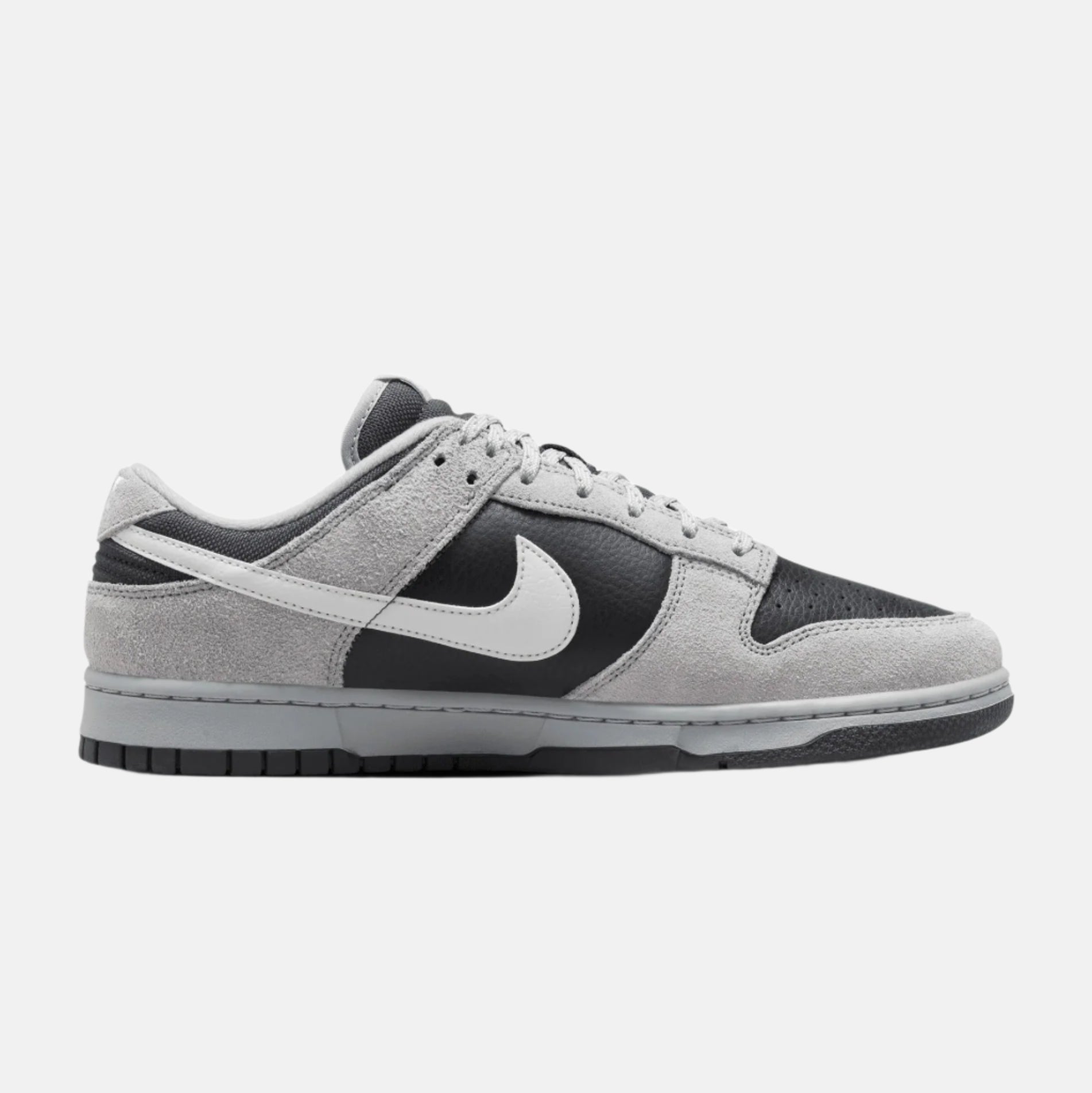 Nike Dunk Low Light Smoke Grey pantofi sport gri deschis cu negru și logo alb de la Dod Resell