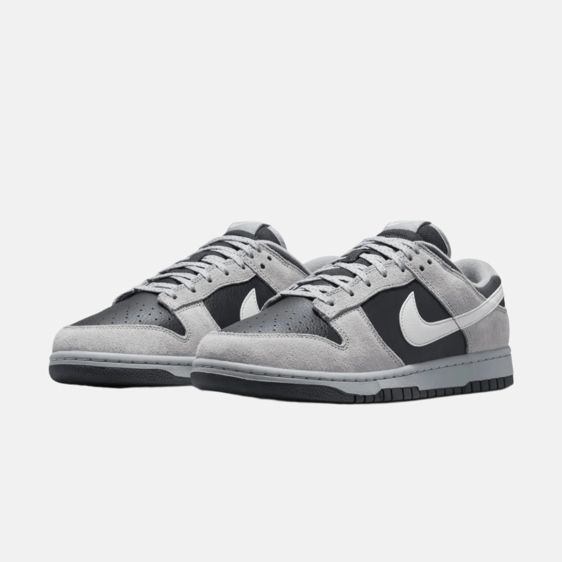 Pantofi sport Nike Dunk Low Light Smoke Grey cu design gri și negru confortabil și stilat
