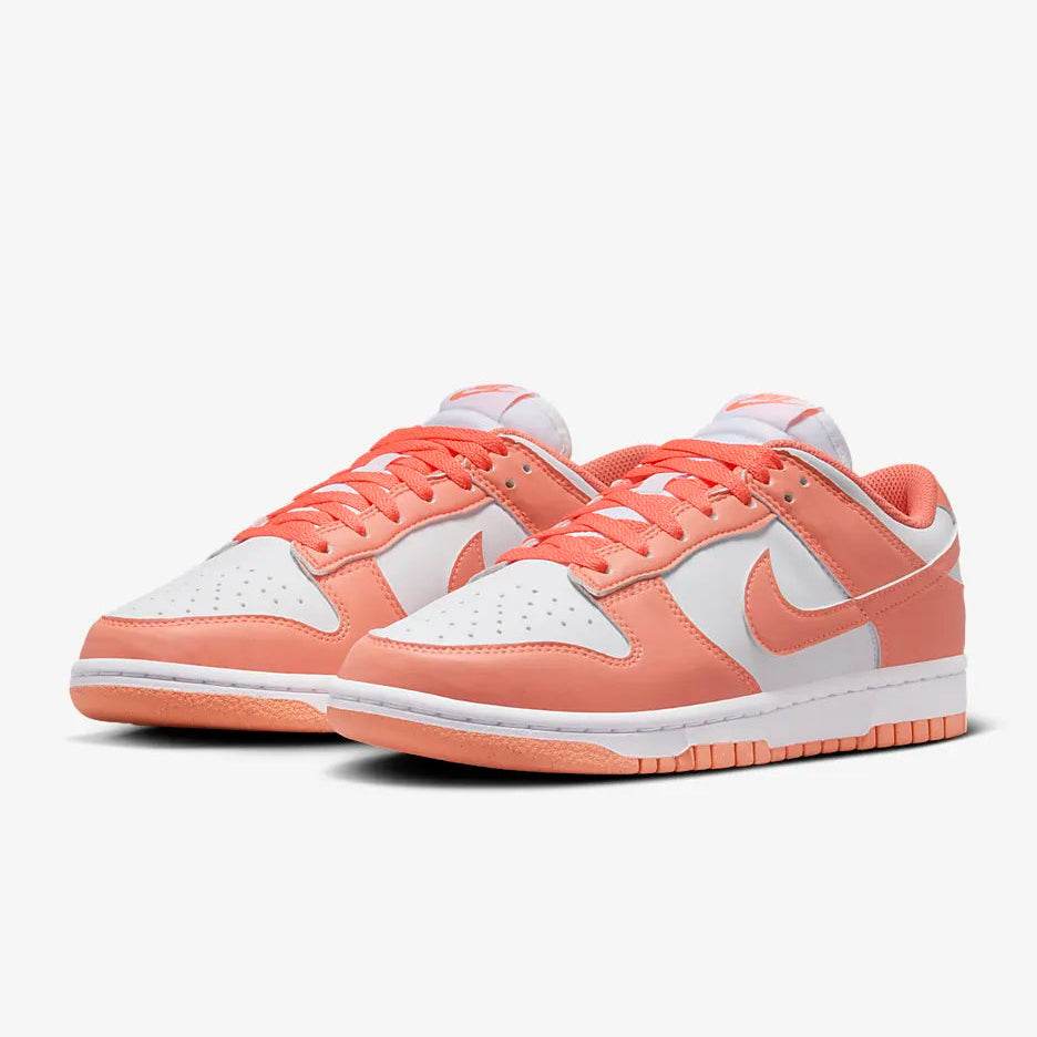 Pantofi Nike Dunk Low “Light Wild Mango” cu design alb și portocaliu vibrant pentru stil casual