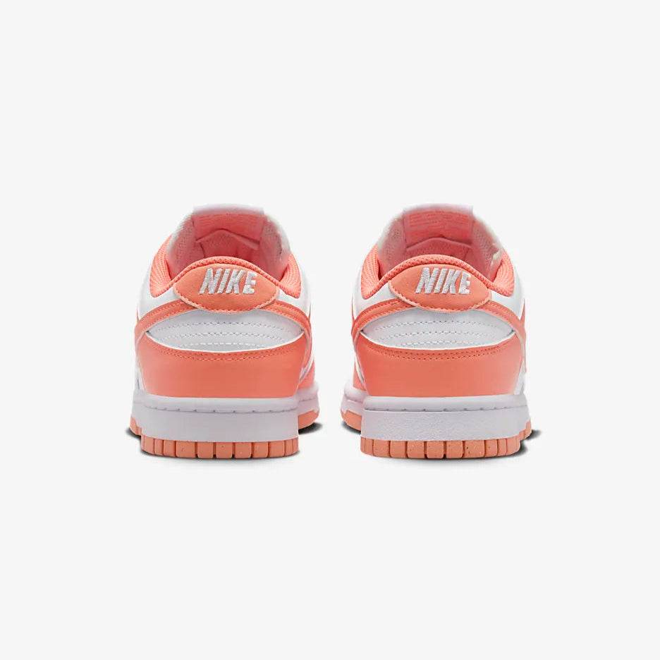 Pantofi Nike Dunk Low Light Wild Mango văzuți din spate cu detalii portocalii și albe Dod Resell