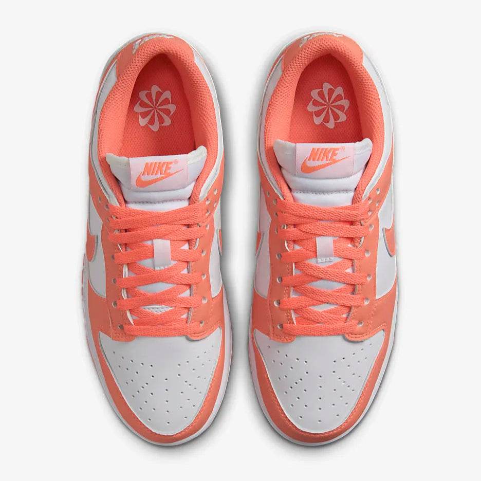 Pantofi Nike Dunk Low Light Wild Mango în alb și portocaliu cu design sportiv și șireturi colorate