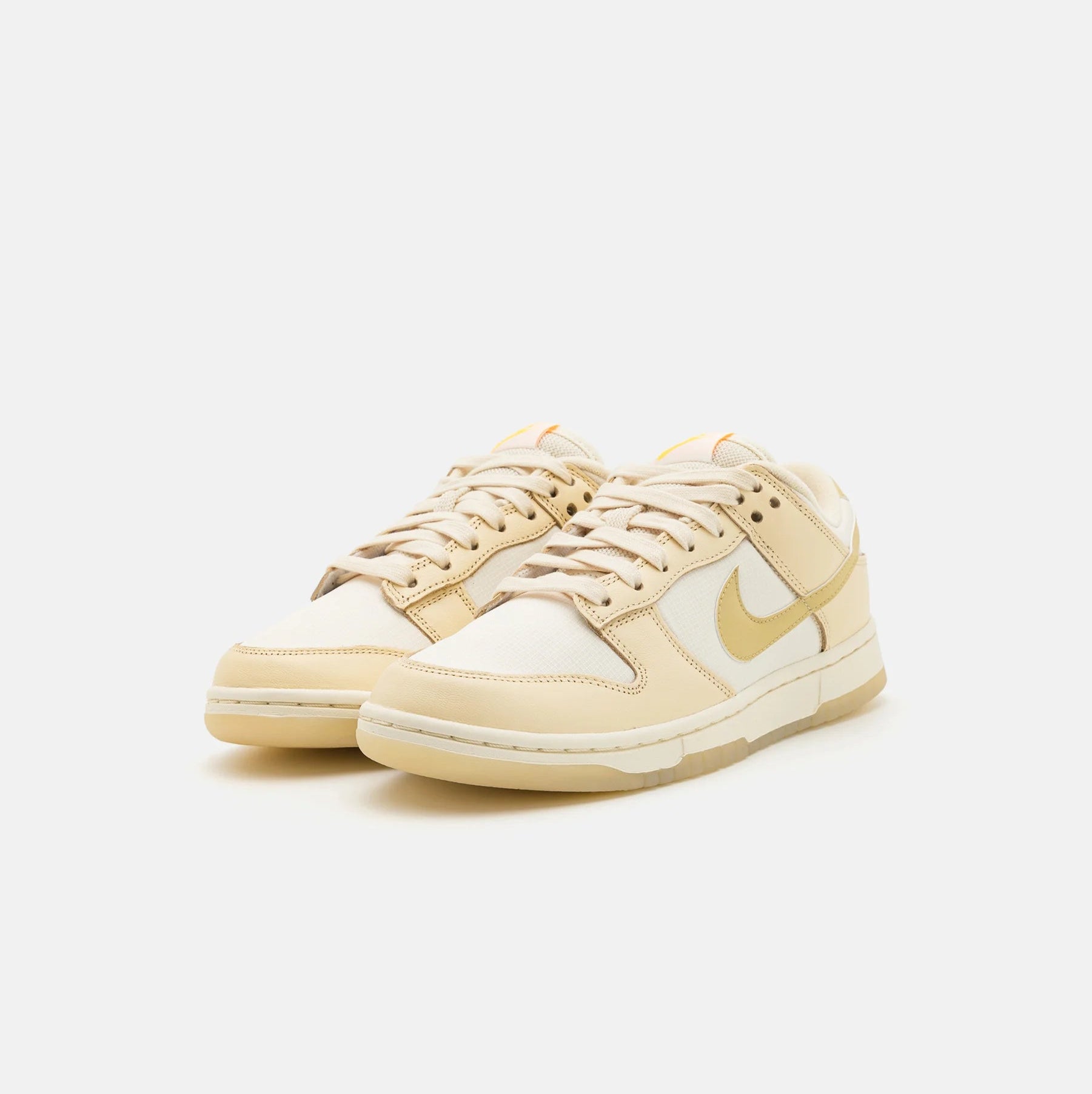 Pantofi sport Nike Dunk Low Muslin/Team Gold cu design casual și talpă confortabilă