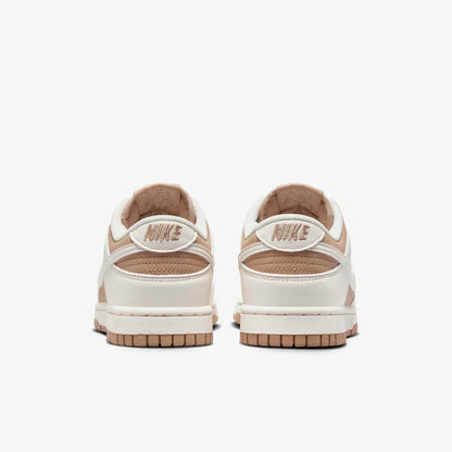 Pantofi sport Nike Dunk Low Next Nature Sail Brown văzuți din spate cu design crem și maro deschis