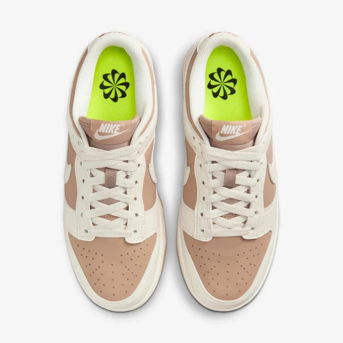 Pantofi Nike Dunk Low Next Nature Sail Brown, vedere de sus, design beige și alb, șireturi albe