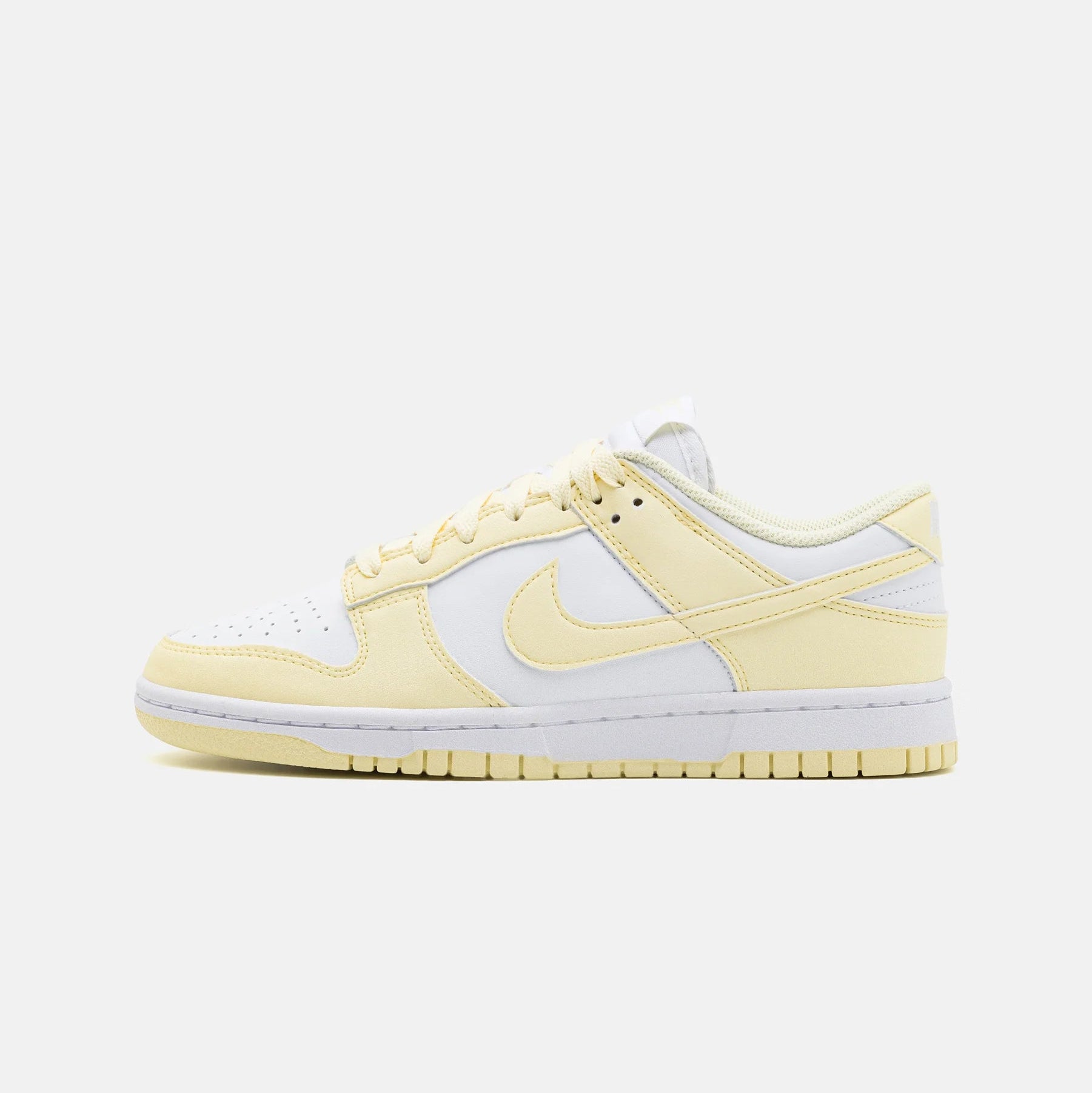 Pantofi sport Nike Dunk Low Next Nature White Alabaster cu design alb și crem pentru confort zilnic