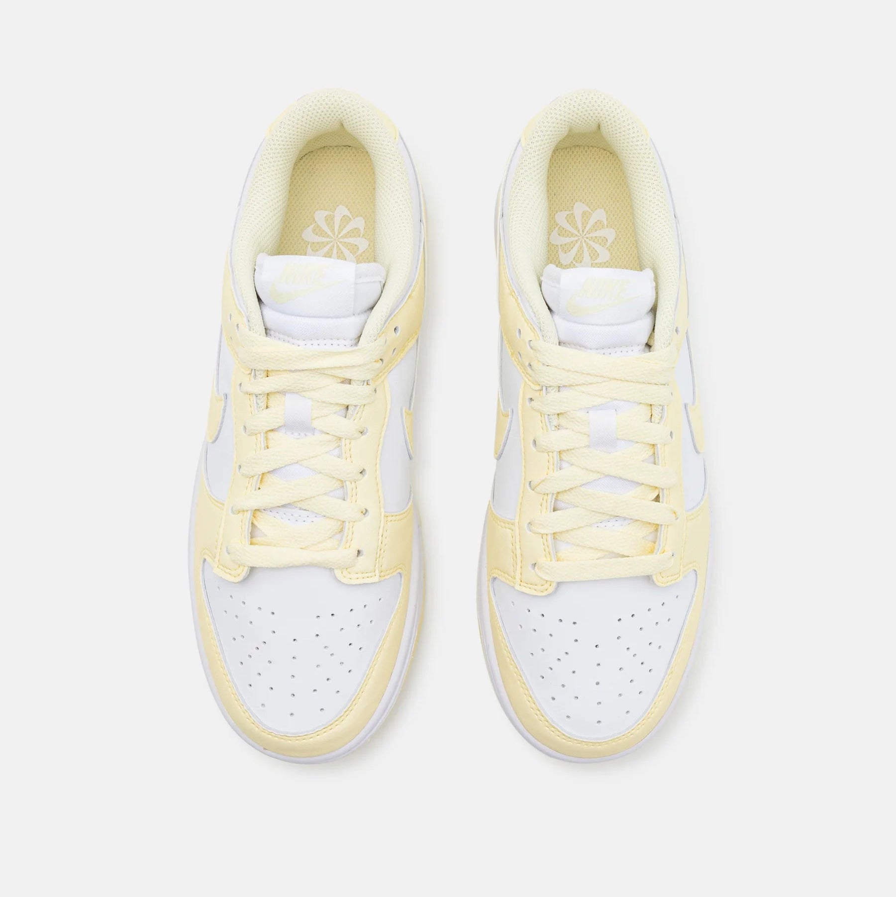 Pantofi sport Nike Dunk Low Next Nature White/Alabaster văzuți de sus cu detalii crem și albe