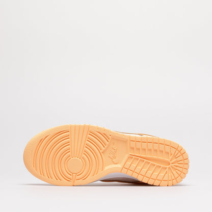 Talpa încălțărilor Nike Dunk Low Peach Cream cu model antiderapant în nuanțe de portocaliu deschis