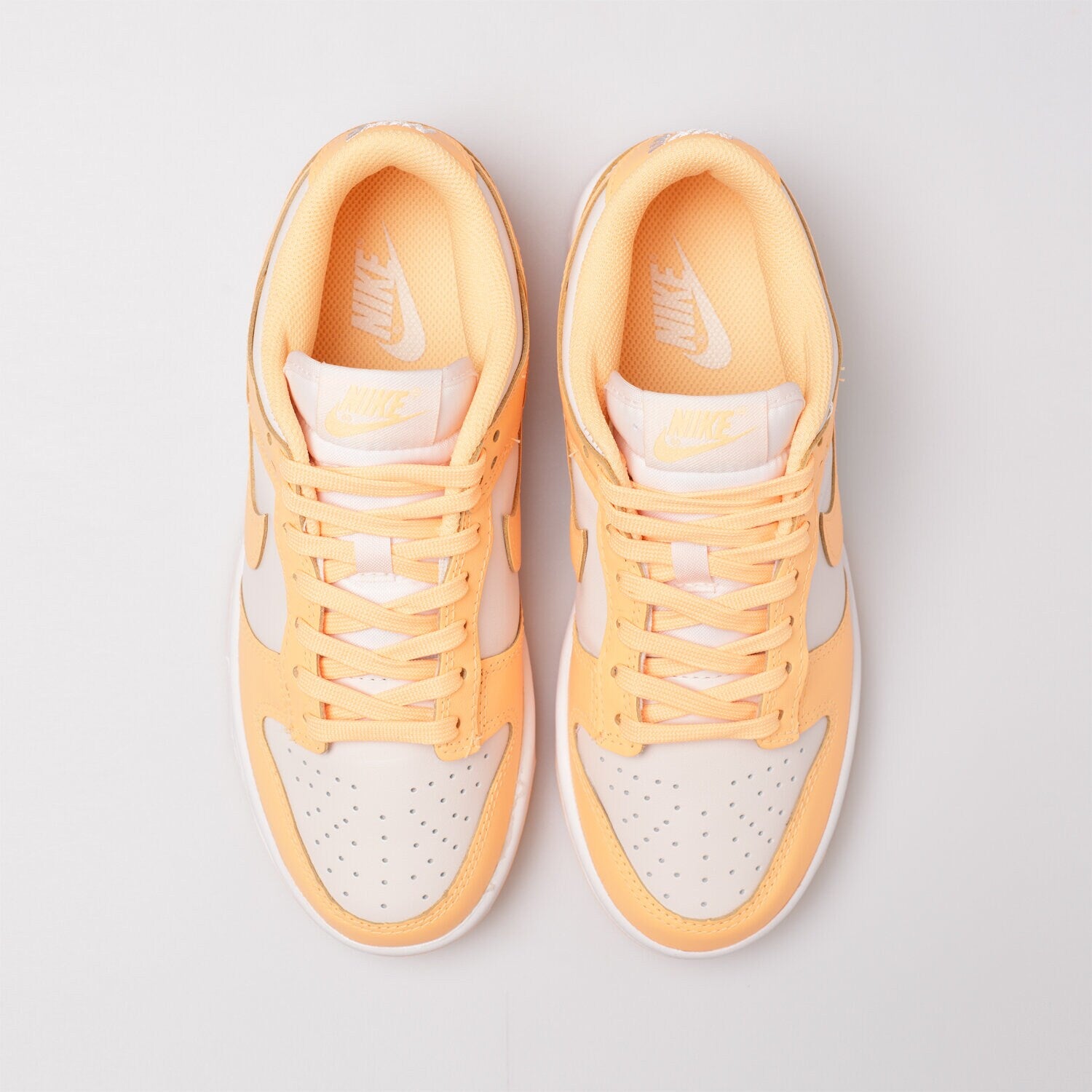 Pantofi sport Nike Dunk Low Peach Cream în nuanțe de crem și piersică văzuți de sus