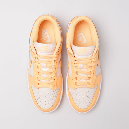 Pantofi sport Nike Dunk Low Peach Cream în nuanțe de crem și piersică văzuți de sus