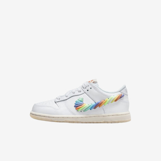 Adidați Nike Dunk Low SE Rainbow Lace Swoosh albași cu detalii colorate în formă de șireturi curcubeu