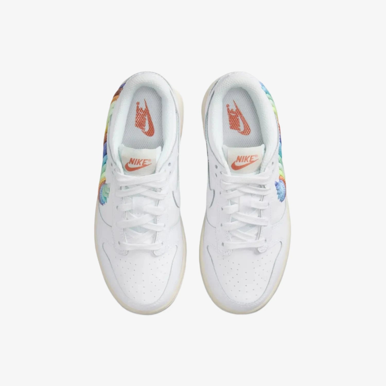 Adidași Nike Dunk Low SE Rainbow Lace Swoosh albi cu detalii colorate și design modern