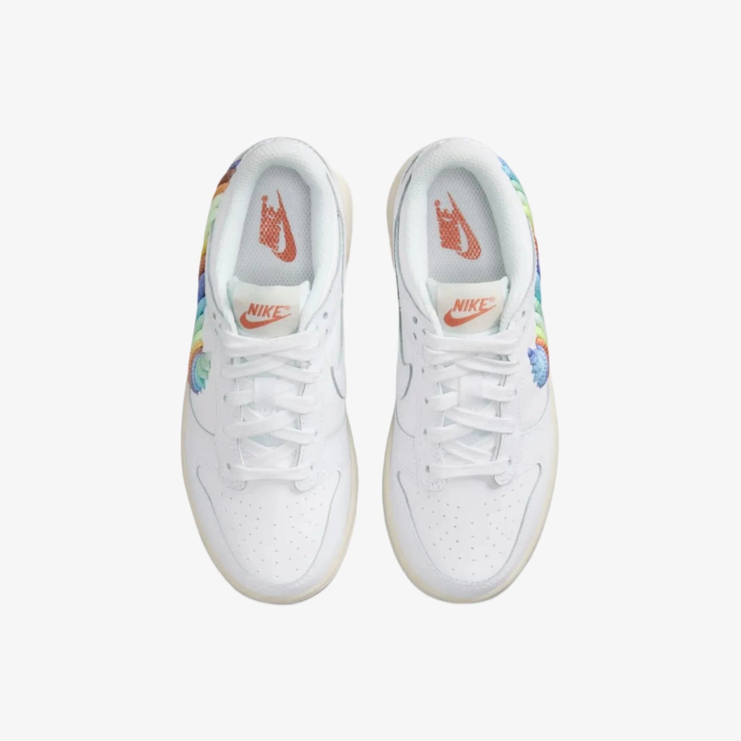 Adidași Nike Dunk Low SE Rainbow Lace Swoosh albi cu detalii colorate și design modern
