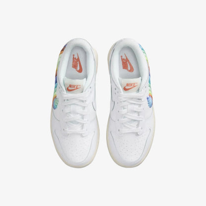Adidași Nike Dunk Low SE Rainbow Lace Swoosh albi cu detalii colorate și design modern
